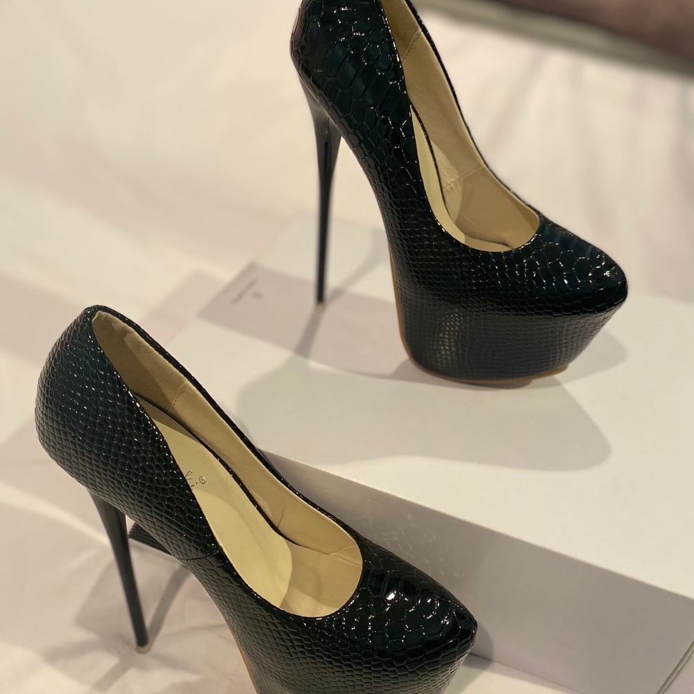 Shoes - Picture 7 of 8